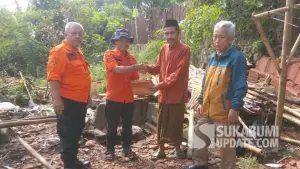 Penyaluran bantuan dari BPBD Kabupaten Sukabumi ke pihak pondok pesantren di Kampung Tanah Putih, Desa Sasagaran, Kecamatan Kebonpedes, Selasa (15/7/2025). | Foto: BPBD Kabupaten Sukabumi