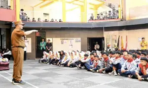 Wagub Jabar Erwan Setiawan Menghadiri Kegiatan Masa Perkenalan Lingkungan Sekolah (MPLS) Pancawaluya Tahun Pelajaran 2025/2026 di SMK LPPM-RI Kota Bandung, Selasa (15/7/2025). (Sumber Foto: Biro Adpim Jabar)