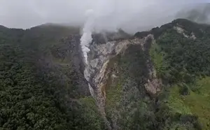 Kepulan asap putih dari kawah Gunung Gede yang videonya tengah viral. (Sumber Foto: Tangkapan layar video)