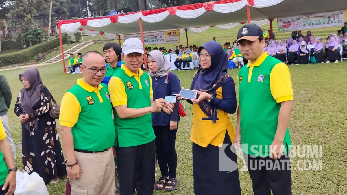 HLUN ke-29, Disdukcapil Sukabumi Serahkan KTP-el dan Aktivasi IKD untuk Lansia