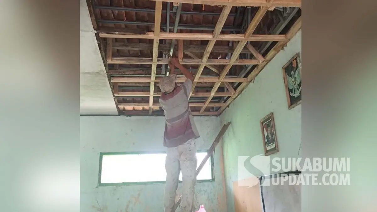 Atap Ambruk-Meja Rusak, Orang Tua Murid di Tegalbuleud Sukabumi Turun Tangan Perbaiki Sekolah