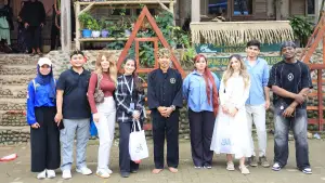 Seren Taun ke-446 di Kasepuhan Sinar Resmi, Kecamatan Cisolok, Kabupaten Sukabumi, tak hanya menyedot perhatian masyarakat lokal, tetapi juga menarik minat mahasiswa asing dari berbagai negara. (Sumber: dok npu)