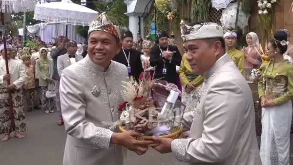 Dedi Mulyadi saat menyerahkan seserahan simbolis kepada besan Irjen Karyoto | Foto : Youtube Dedi Mulyadi Channel