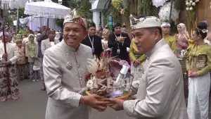 Dedi Mulyadi saat menyerahkan seserahan simbolis kepada besan Irjen Karyoto | Foto : Youtube Dedi Mulyadi Channel