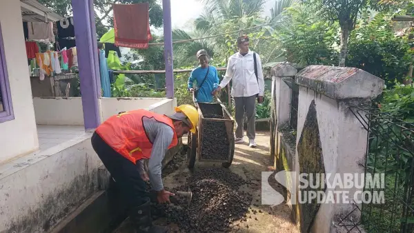 Uden Abdunnatsir meninjau pembangunan jalan lingkungan di Desa Bojongsawah, Kecamatan Kebonpedes, Kabupaten Sukabumi. | Foto: Istimewa