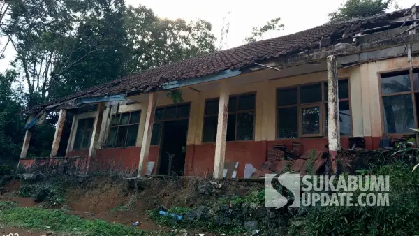 Kondisi bangunan SDN Simpang di Kampung Simpang, Desa Kertajaya, Kecamatan Simpenan, Kabupaten Sukabumi. | Foto: SU/Ilyas Supendi
