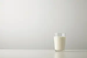 Pilihan susu yang tepat bisa mendukung kesehatan tulang, otot, dan jantung Anda. Susu murni, rendah lemak, atau skim mana yang cocok untuk gaya hidup Anda? (Sumber : freepik @bublikhaus)