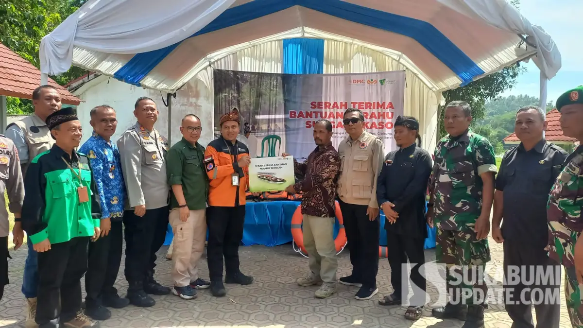 Serah terima bantuan perahu untuk SDN Ciloma Sukabumi dari Dompet Dhuafa. | Foto: SU/Ragil