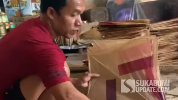 Perajin layangan di Ciseupan Hilir Caringin Kabupaten Sukabumi (Sumber: dok/su)