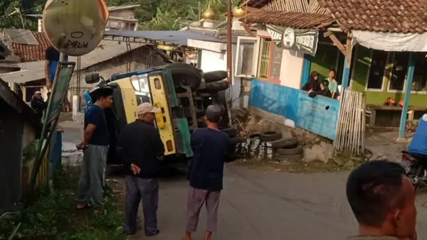 Truk terguling di Cidahu Sukabumi (Sumber: dok warga)