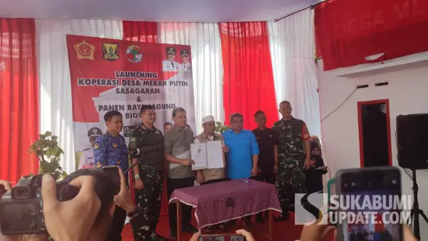 Kepala DKUKM Kabupaten Sukabumi, Sigit Widarmadi (Paling kiri) saat menghadiri launching Kopdes Merah Putih Sasagaran. (Sumber Foto: SU/Turangga Anom)