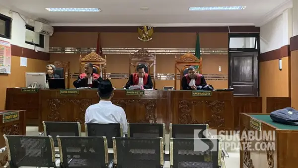 Doddy Anwar Setiawan, Terdakwa kasus penipuan renovasi rumah milik pengusaha restoran saat duduk di kursi pesakitan Pengadilan Negeri Sukabumi, Kamis (17/7/2025). (Sumber Foto: SU/Asep Awaludin)