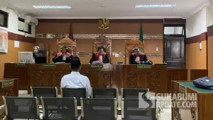Doddy Anwar Setiawan, Terdakwa kasus penipuan renovasi rumah milik pengusaha restoran saat duduk di kursi pesakitan Pengadilan Negeri Sukabumi, Kamis (17/7/2025). (Sumber Foto: SU/Asep Awaludin)