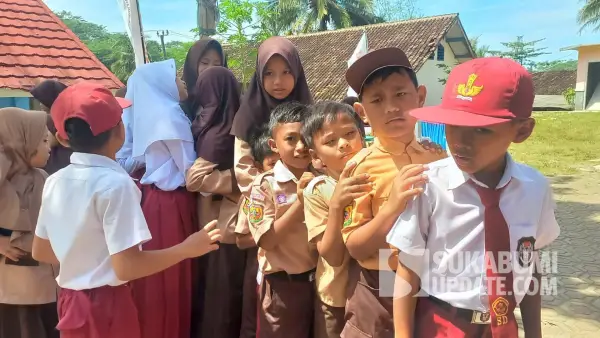 Sejumlah pelajar SDN Ciloma, Desa Cibitung, Kecamatan Cibitung, Kabupaten Sukabumi. | Foto: SU/Ragil Gilang