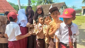 Sejumlah pelajar SDN Ciloma, Desa Cibitung, Kecamatan Cibitung, Kabupaten Sukabumi. | Foto: SU/Ragil Gilang