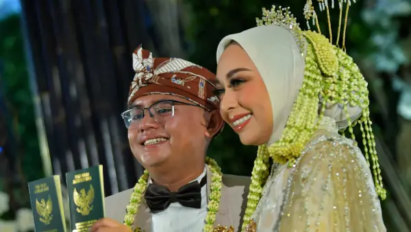Maula Akbar Mulyadi Putra dan Luthfianisa Putri Karlina usai akad nikah | Foto : Humas Pemdaprov Jabar