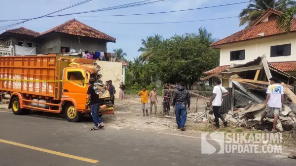 Kondisi truk yang mengalami kecelakaan menabrak warung di Kecamatan Cikakak, Kabupaten Sukabumi, Jumat (18/7/2025). | Foto: SU/Ilyas Supendi