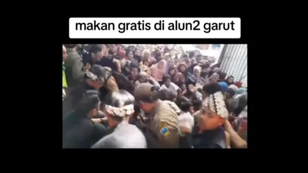 Desak-desakan massa di acara makan gratis pesta rakyat pernikahan putra KDM dan wabup Garut. (Sumber: dok warganet)