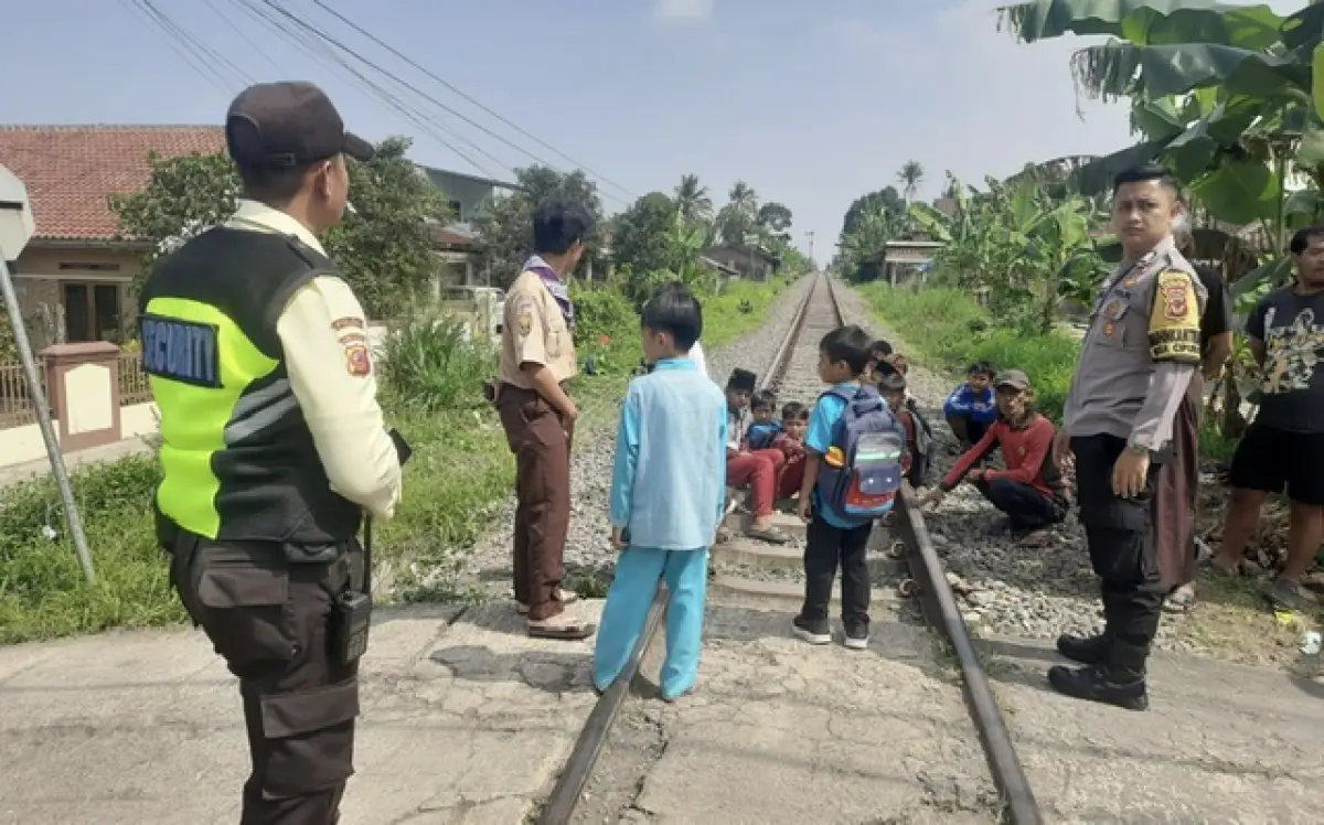 Kronologi 2 Remaja Terserempet Kereta di Gandasoli Sukabumi, Motor Mati saat di Rel