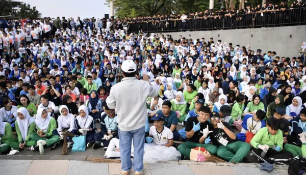 Sekda Herman saat memberikan sambutan dalam kegiatan Gerakan Aksi Ekologi dalam rangka MPLS Pancawaluya di Plataran Monju, Kota Bandung, Jumat (18/7/2025). (Sumber : Biro Adpim Pemprov Jabar)