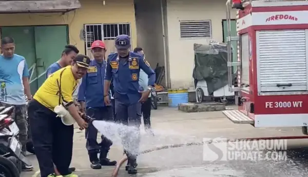 Kepala UPTD PSM Cicurug, Eman Sulaeman saat ikut membersihkan lingkungan pasar. (Sumber Foto: SU/Ibnu)