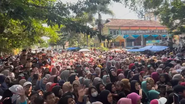 Penampakan kerumunan warga saat berdesakan makanan gratis di Pesta Rakyat putra sulung KDM, Maula Akbar dan Wabup Garut Putri Karlina | Foto : Facecook