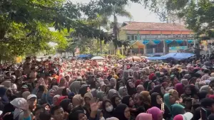 Penampakan kerumunan warga saat berdesakan makanan gratis di Pesta Rakyat putra sulung KDM, Maula Akbar dan Wabup Garut Putri Karlina | Foto : Facecook