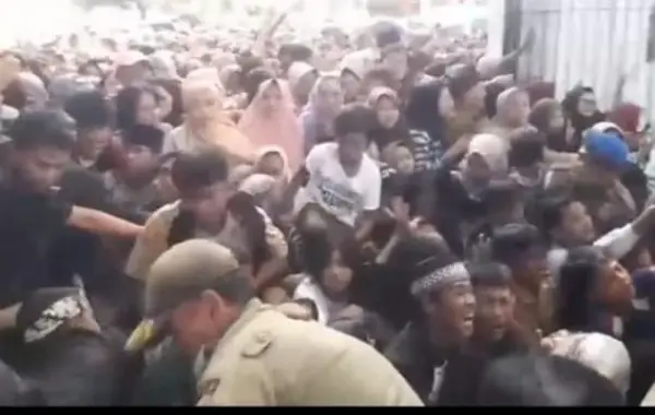 Pesta rakyat pernikahan anak Gubernur Jabar Dedi Mulyadi (KDM), Maula Akbar dengan Wabup Garut Putri Karlina berujung maut. 3 orang tewas akibat berdesak-desakan. (Sumber Foto: Tangkapan layar video/Istimewa)