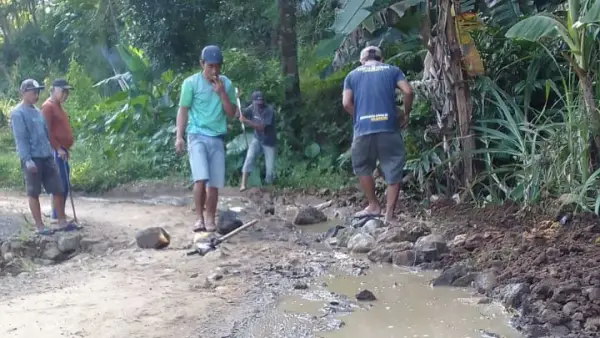 Warga Bangbayang Tegalbuleud Sukabumi saat melakukan gotong royong menambal jalan yang rusak. (Sumber Foto: Istimewa)