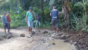 Warga Bangbayang Tegalbuleud Sukabumi saat melakukan gotong royong menambal jalan yang rusak. (Sumber Foto: Istimewa)