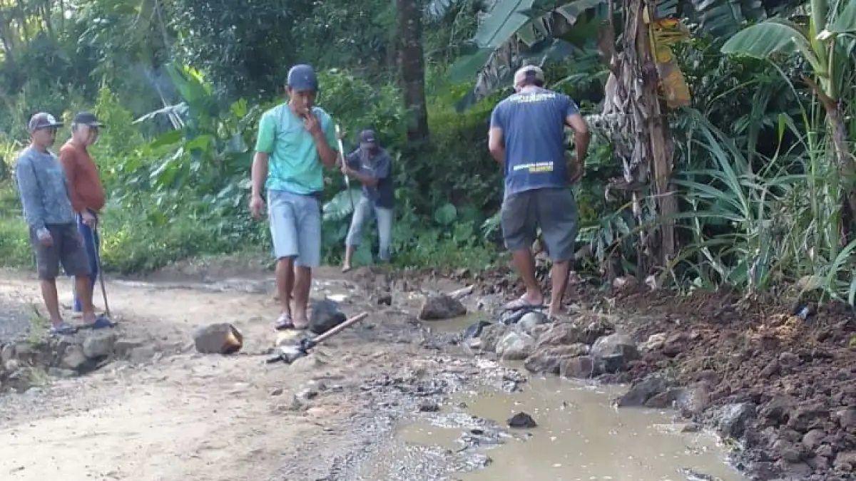 Semangat Tak Padam, Warga Bangbayang Sukabumi Patungan Beli Batu untuk Tambal Jalan Rusak
