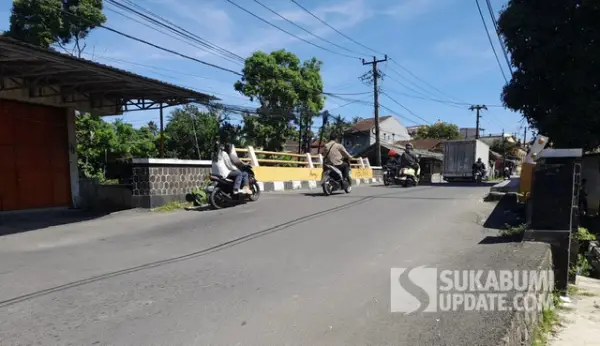 Kondisi di Jembatan Cicewol Kecamatan Cidahu Kabupaten Sukabumi, Sabtu (19/7/2025). (Sumber Foto : SU/Ibnu)