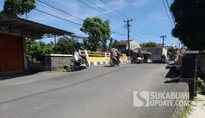 Kondisi di Jembatan Cicewol Kecamatan Cidahu Kabupaten Sukabumi, Sabtu (19/7/2025). (Sumber Foto : SU/Ibnu)