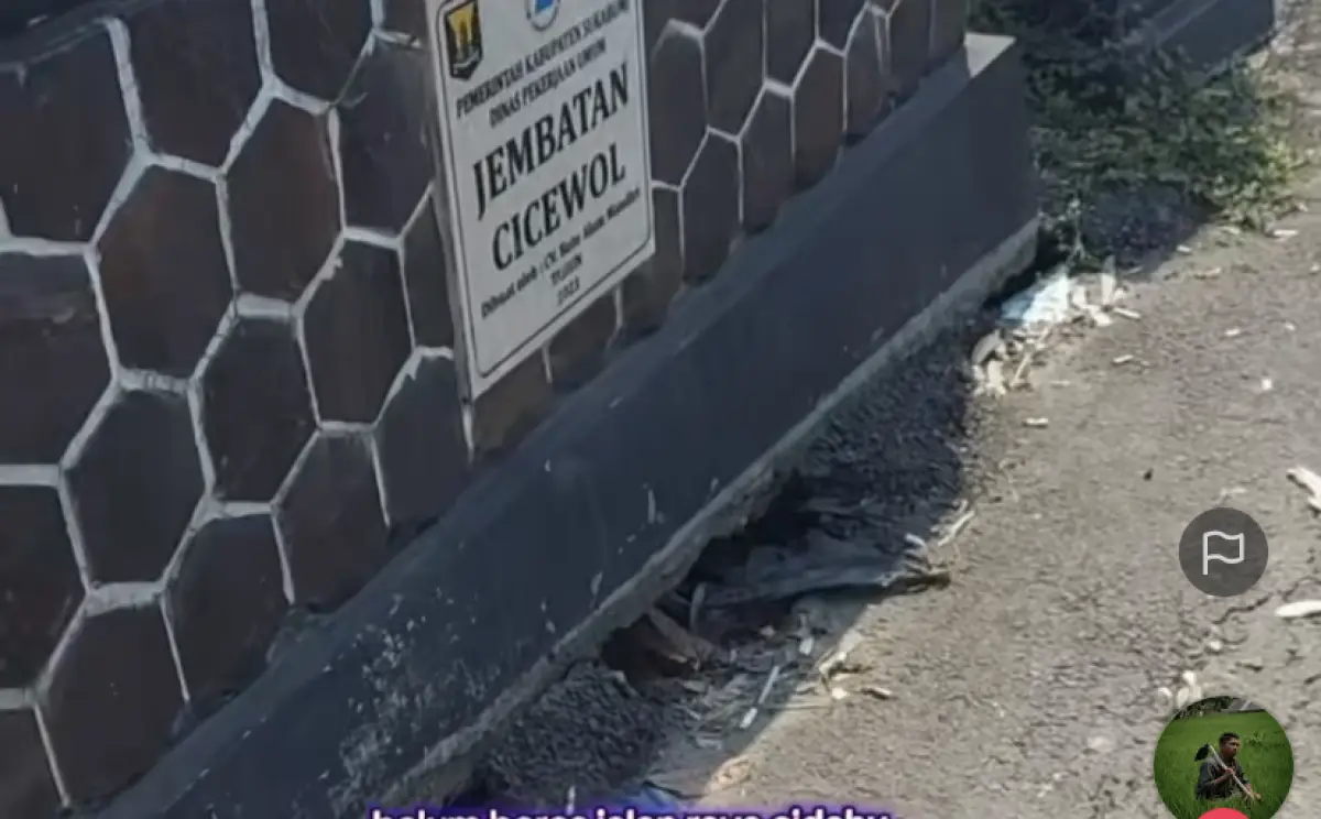 Titik kerusakan di Jembatan Cicewol yang disorot warga di TikTok. | Foto: Tangkapan layar video