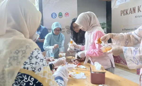 Peserta workshop PKJB 2025 saat mengikuti materi seni membatik dengan teknik ecoprint. (Sumber Foto: Biro Adpim Pemprov Jabar)