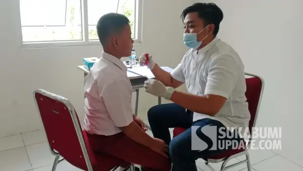 Puskesmas Cibadak melakukan pemeriksaan kesehatan terhadap siswa SRMP Phalamarta di Desa Sekarwangi, Kecamatan Cibadak, Kabupaten Sukabumi, Senin (14/7/2025). | Foto: Istimewa