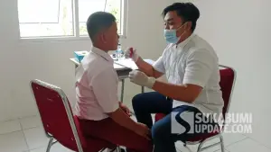 Puskesmas Cibadak melakukan pemeriksaan kesehatan terhadap siswa SRMP Phalamarta di Desa Sekarwangi, Kecamatan Cibadak, Kabupaten Sukabumi, Senin (14/7/2025). | Foto: Istimewa
