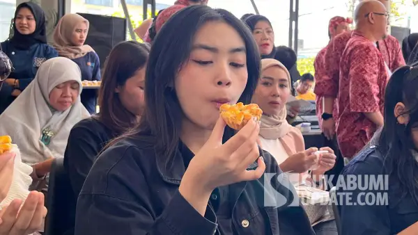 Salah satu pengunjung mencoba Pai Pala saat peluncuran resmi di Kota Sukabumi. | Foto: SU/Turangga Anom