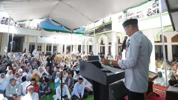 Wali Kota Sukabumi, Ayep Zaki, menghadiri Milad ke-91 Pondok Pesantren Syamsul Ulum Gunungpuyuh dan Haul ke-75 Mama Ajengan KH Ahmad Sanusi pada Sabtu (19/7/2025). | Foto: Website Pemkot Sukabumi