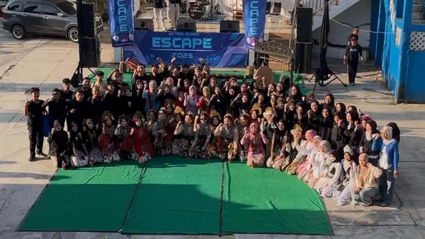 Foto bersama di sela-sela kegiatan STKIP Bina Mutiara Sukabumi. | Foto: SU/Turangga Anom