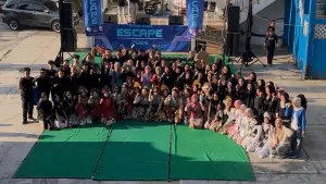 Foto bersama di sela-sela kegiatan STKIP Bina Mutiara Sukabumi. | Foto: SU/Turangga Anom