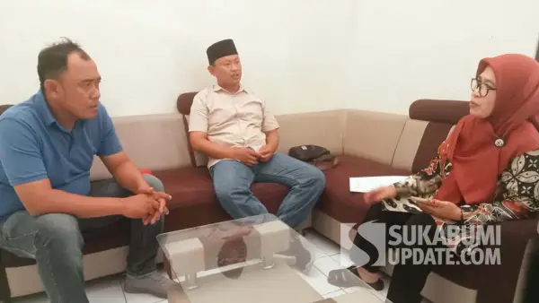 Pertemuan Ketua DPC SBMI Sukabumi Jejen Nurjanah (paling kanan) dengan pihak keluarga Deni Sugiarto (36 tahun) dan Kepala Desa Purwasedar Defi Susandi (tengah). | Foto: Istimewa