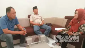 Pertemuan Ketua DPC SBMI Sukabumi Jejen Nurjanah (paling kanan) dengan pihak keluarga Deni Sugiarto (36 tahun) dan Kepala Desa Purwasedar Defi Susandi (tengah). | Foto: Istimewa