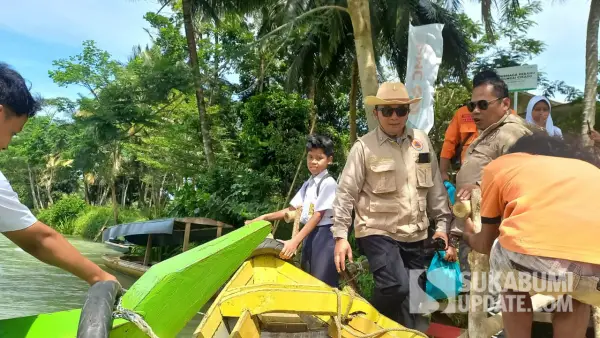 Jajaran Pemkab Sukabumi saat mengunjungi Kp Ciloma Tegalbuleud melewati Sungai Cikaso | Foto : Ragil Gilang