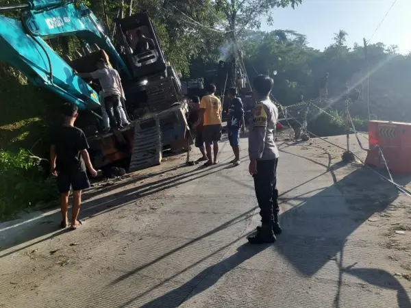 Truk alat berat terperosok di Nyalindung Sukabumi (Sumber :Dok warga)