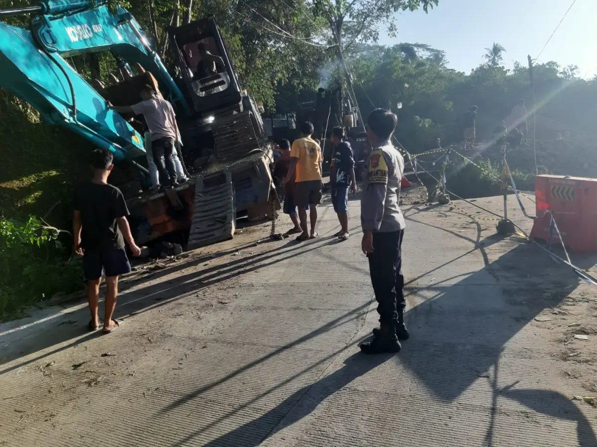 Truk Angkut Alat Berat Terperosok di Lokasi Longsor Nyalindung Sukabumi