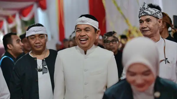 Gubernur Jawa Barat Dedi Mulyadi menghadiri Rapat Paripurna Istimewa Hari Jadi Purwakarta Ke-194 dan Kabupaten Purwakarta Ke-57 di gedung DPRD Kabupaten Purwakarta, Minggu (20/7/2025). | Foto: Humas Jabar