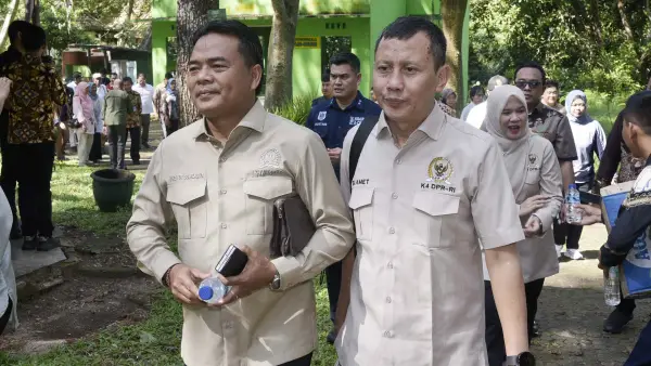 Anggota Komisi IV DPR RI drh Slamet (kanan) saat tinjauan lapangan di TWA Punti Kayu, Palembang, Sumsel, Jumat (18/7/2025). | Foto: Munchen/vel