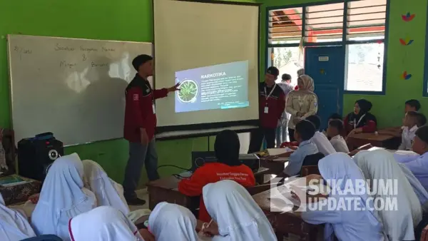 Mahasiswa KKN dari Nusa Putra University melakukan sosialisasi bahaya narkoba dan mitigasi bencana di SDN Cipeuteuy, Kecamatan Kabandungan, Kabupaten Sukabumi, Senin (21/7/2025). | Foto: Istimewa