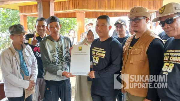 Penyerahan dokumen kependudukan dalam agenda Syukuran Nelayan Ciwaru ke-68 di Pantai Palangpang, Desa Ciwaru, Kecamatan Ciemas, Kabupaten Sukabumi, Minggu (20/7/2025). | Foto: SU/Ragil Gilang